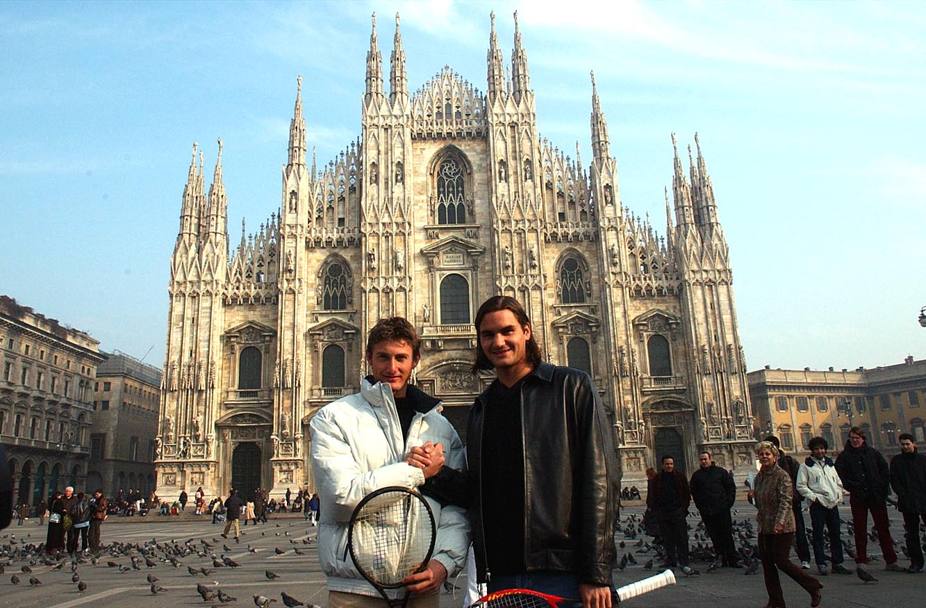 Milano, 28 gennaio 2002: un giovane Federer in piazza Duomo (Dfp)